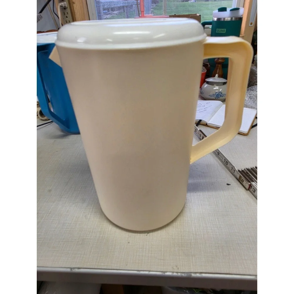 Vintage Rubbermaid 2.25 Quart and 1 gallon Pitchers Set of 3 Blue Red Cream